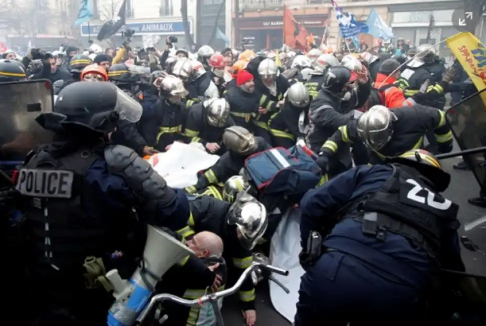 pompieri scontri con la polizia