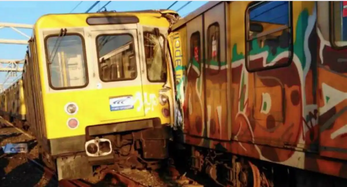 scontro fra treni a napoli