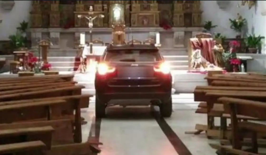 suv in chiesa