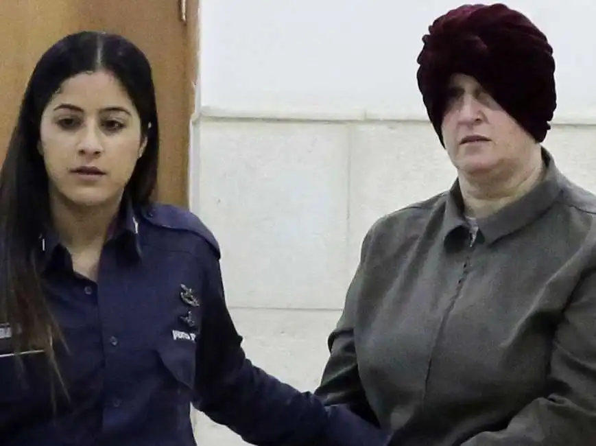 a destra malka leifer mentre entra in un tribunale israeliano presidestupro