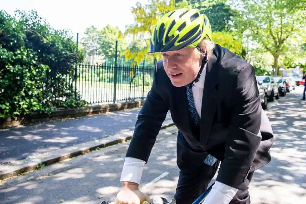 boris johnson mentre pedala borisbici