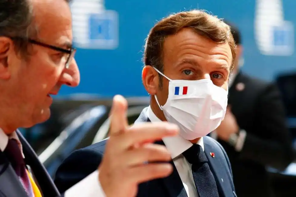 macron mascherina coronavirus