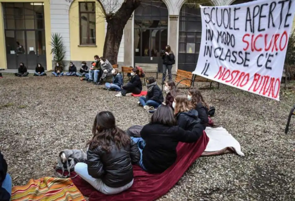 protesta studenti contro la dad a milano-7