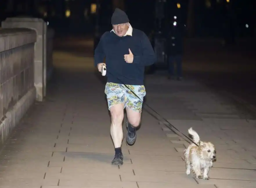 boris johnson corre con il cane 8