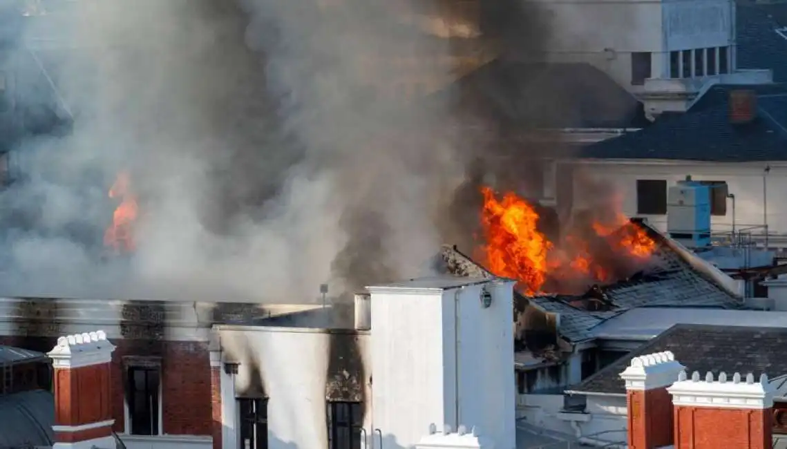 incendio parlamento citta del capo