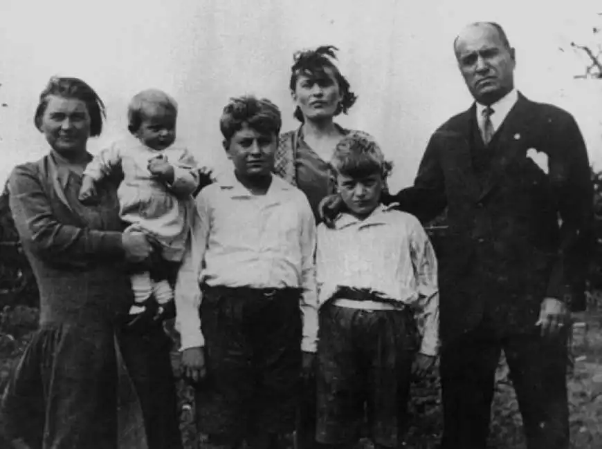 rachele e benito mussolini con i primi quattro figli edda, bruno, vittorio e romano 