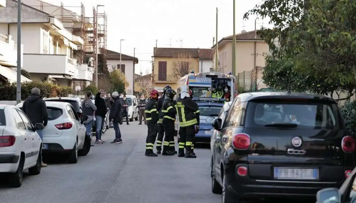 spara e ferisce un vigile del fuoco a viareggio