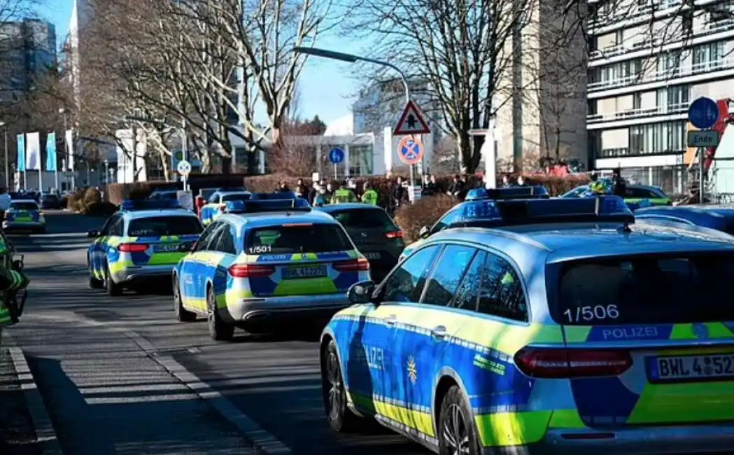 uomo apre il fuoco in un campus a heidelberg, in germania - 1