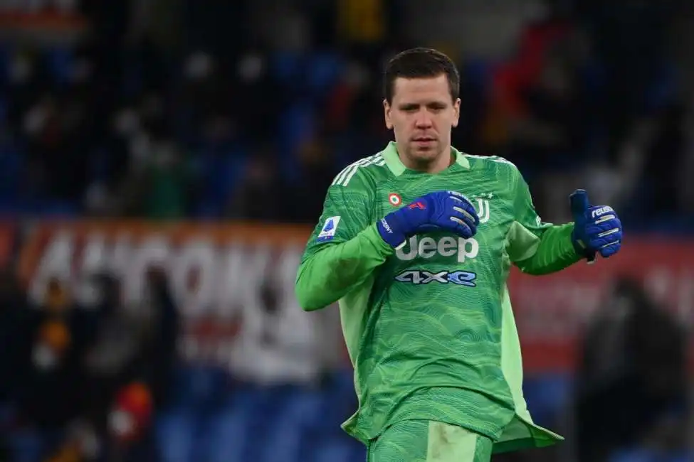 wojciech szczesny ha parato un rigore contro la roma 5