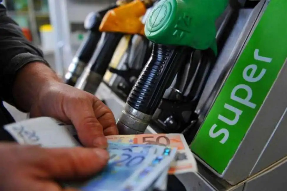 aumento prezzi carburante benzina accise