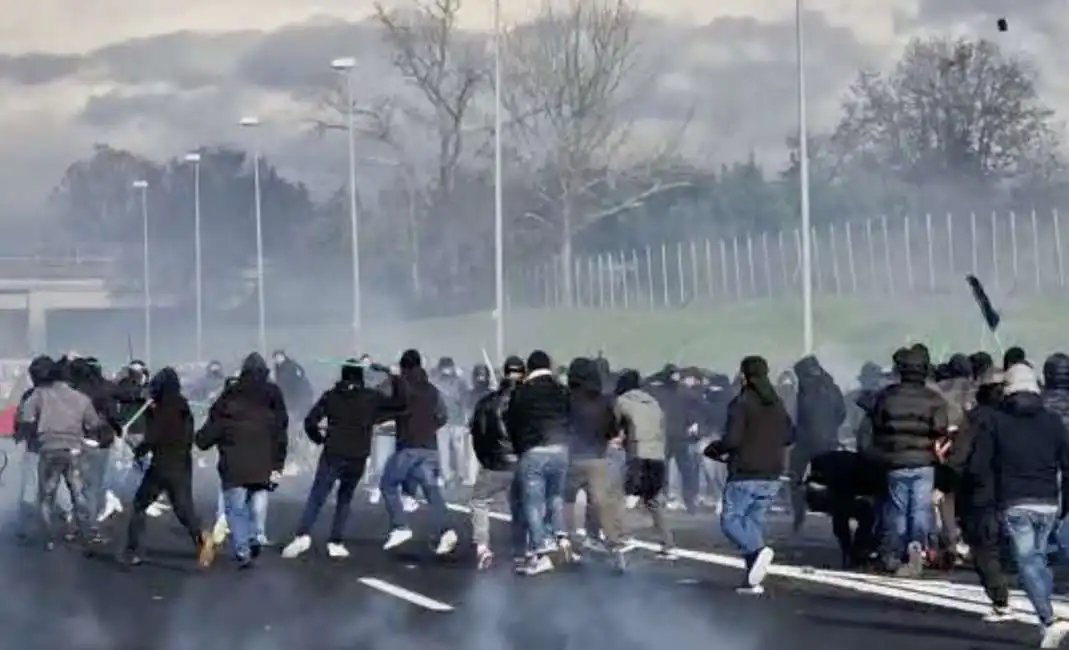 scontri tra tifosi del napoli e roma in autostrada 1 badia al pino ultras a1