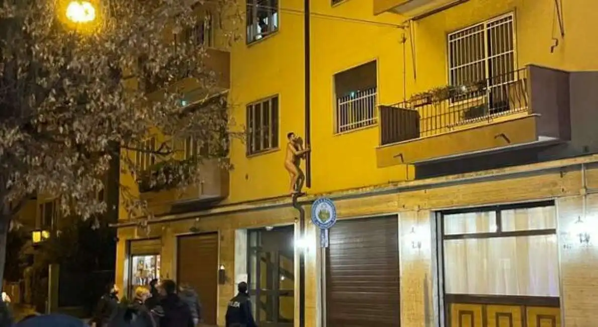 uomo nudo si cala da un palazzo a mestre 