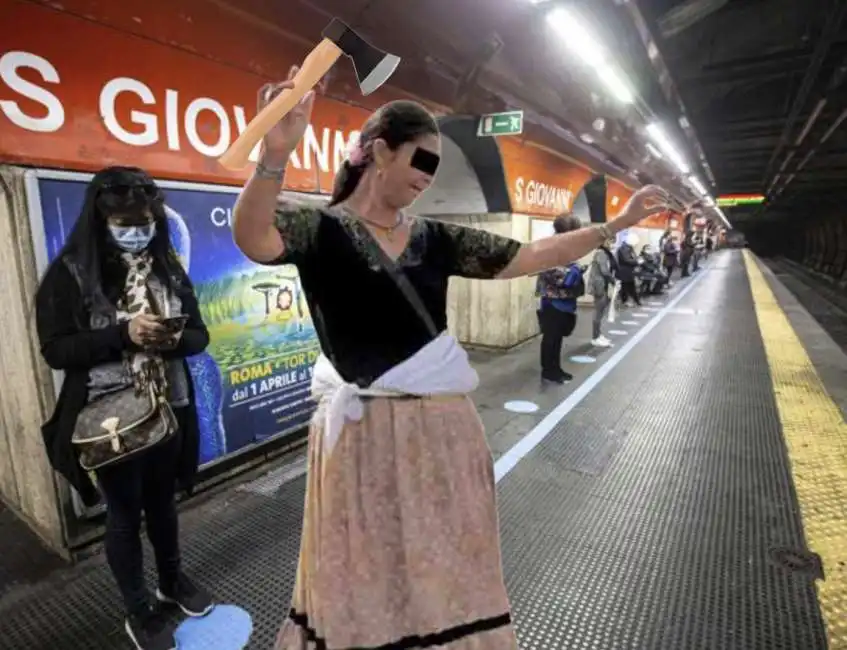 donna con ascia a roma san giovanni metro