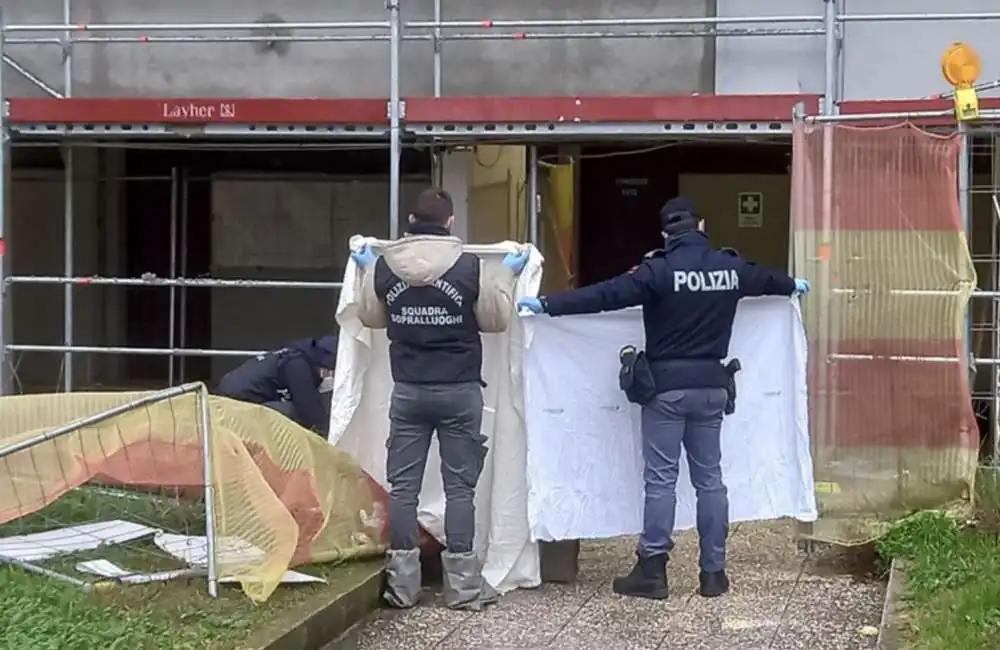 donna si butta da un palazzo con la figlia a ravenna - 1