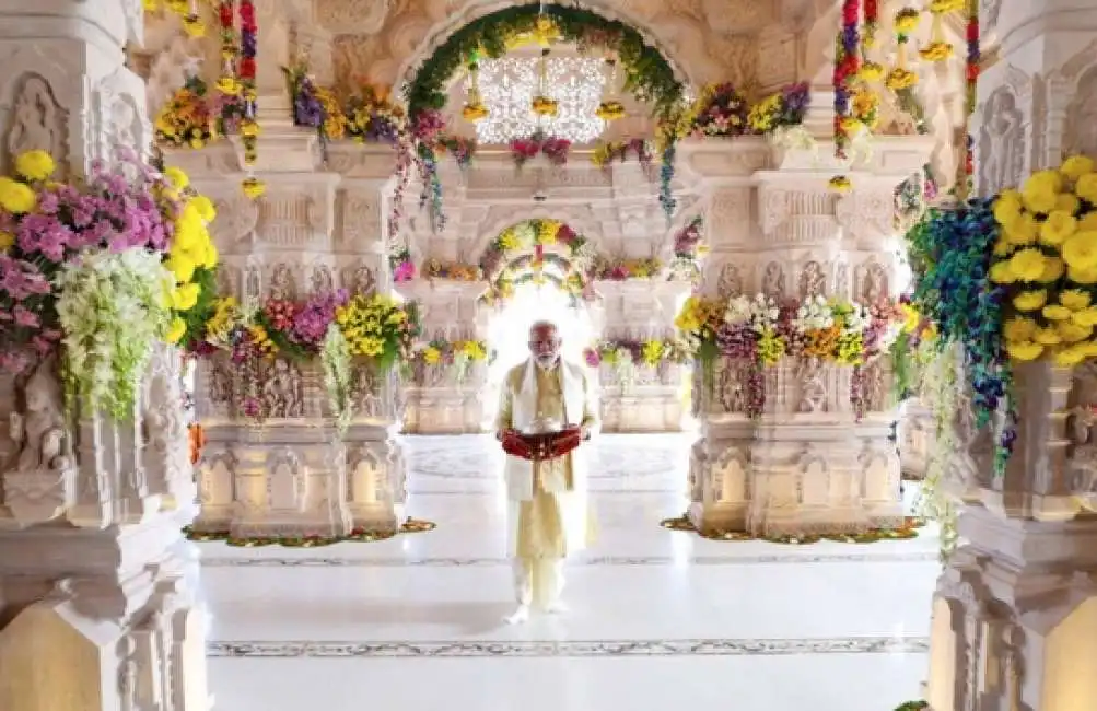 narenda modi inaugura il tempio del dio ram 