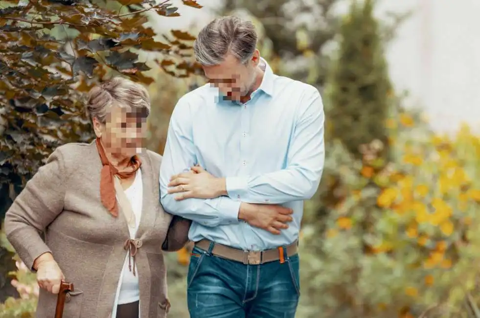 passeggiata madre figlio donna anziana caregiver