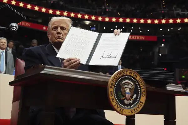 donald trump firma i primi ordini esecutivi alla capitol one arena di washington - foto lapresse - 614