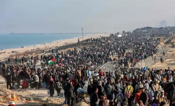 gli sfollati si spostano verso nord a gaza