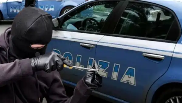 ladro auto della polizia