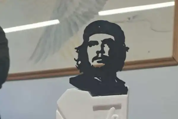 statua di ernesto che guevara a carrara