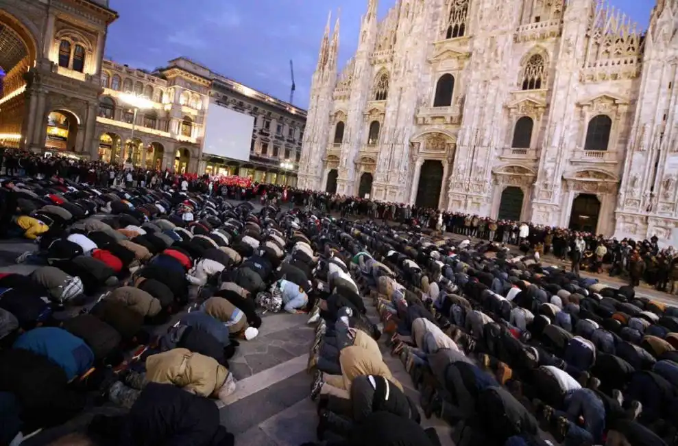 duomo milano islam musulmani in preghiera