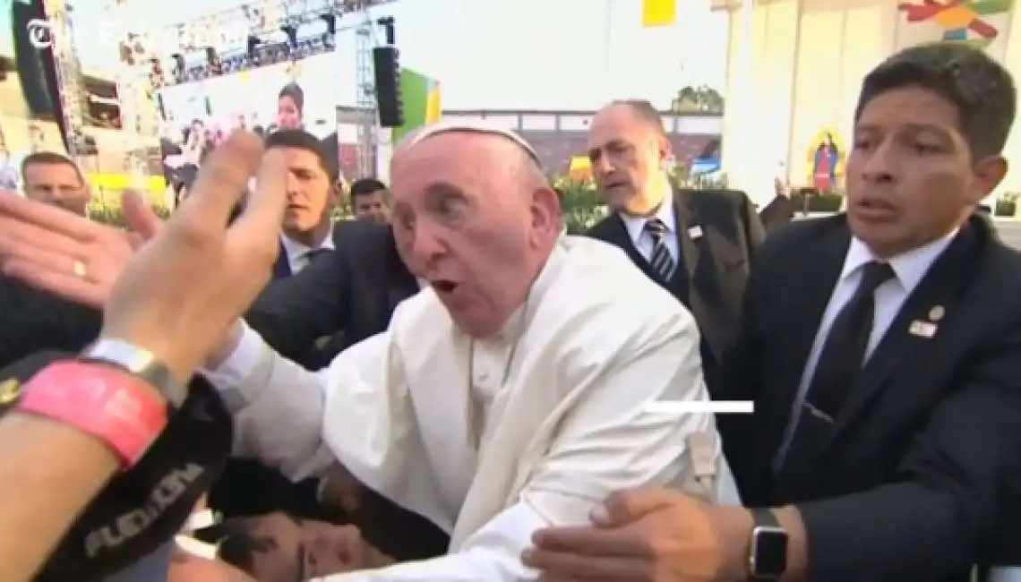 papa francesco strattonato in messico -2 bergoglio