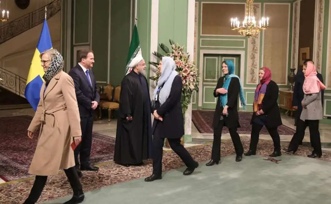 femministe svedesi con chador