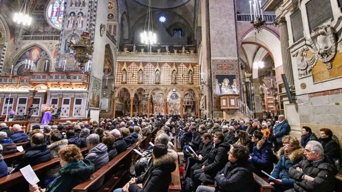 fedeli nella basilica di sant antonio a padova