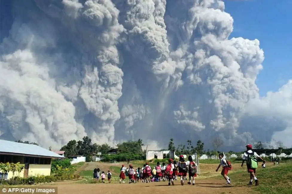 la nuvola di cenere del vulcano