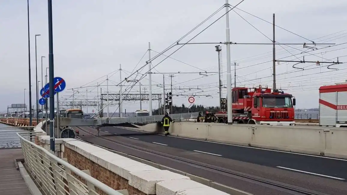 paralisi a venezia per il crollo di un pilone della segnaletica 