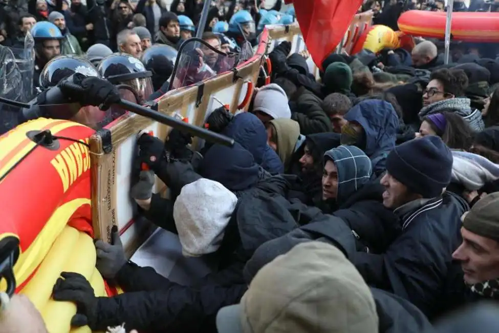 scontri tra polizia e antifascisti a milano