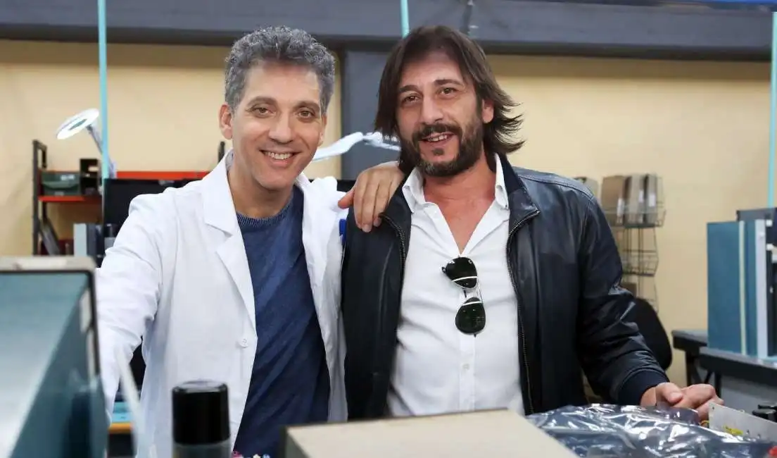 beppe fiorello con il vero enzo muscia