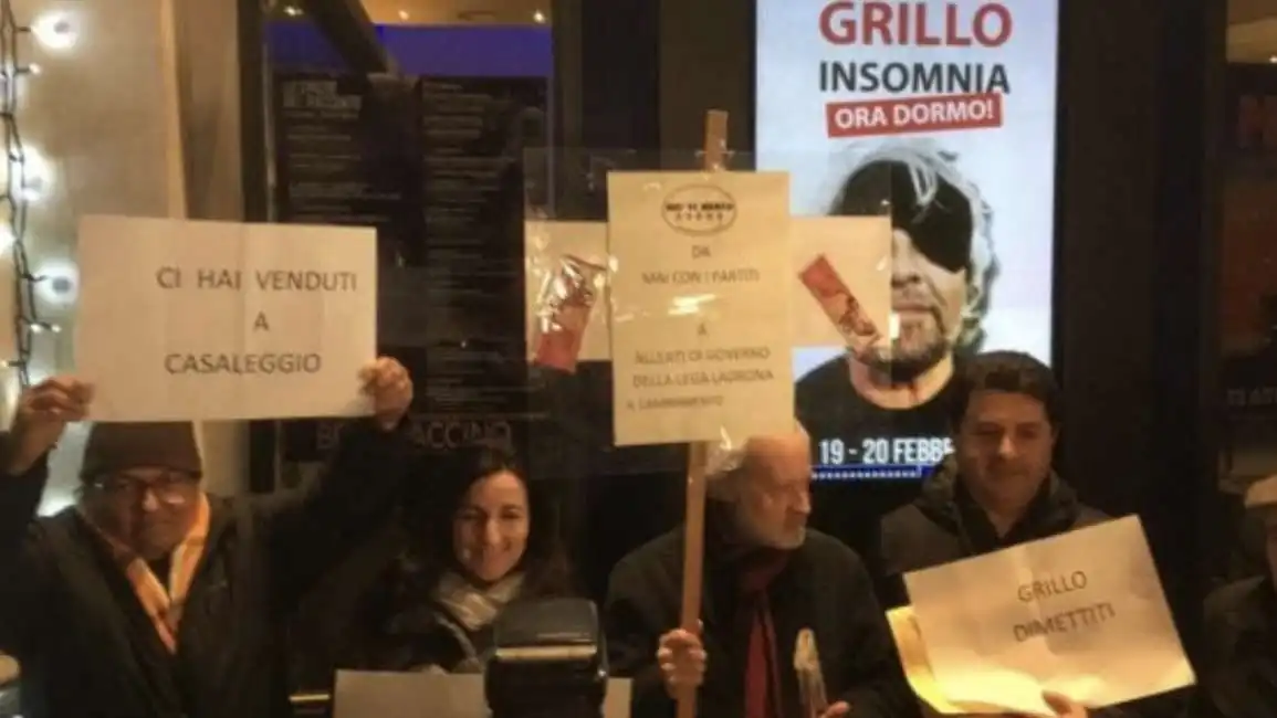 beppe grillo contestato a roma