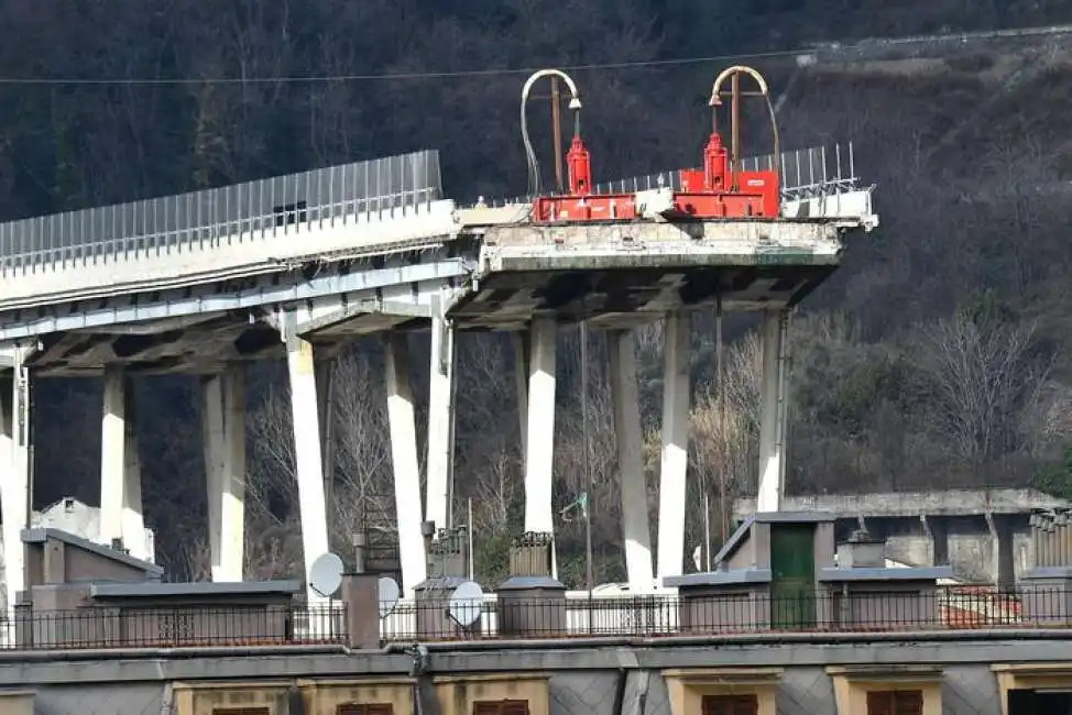 demolizione del ponte morandi