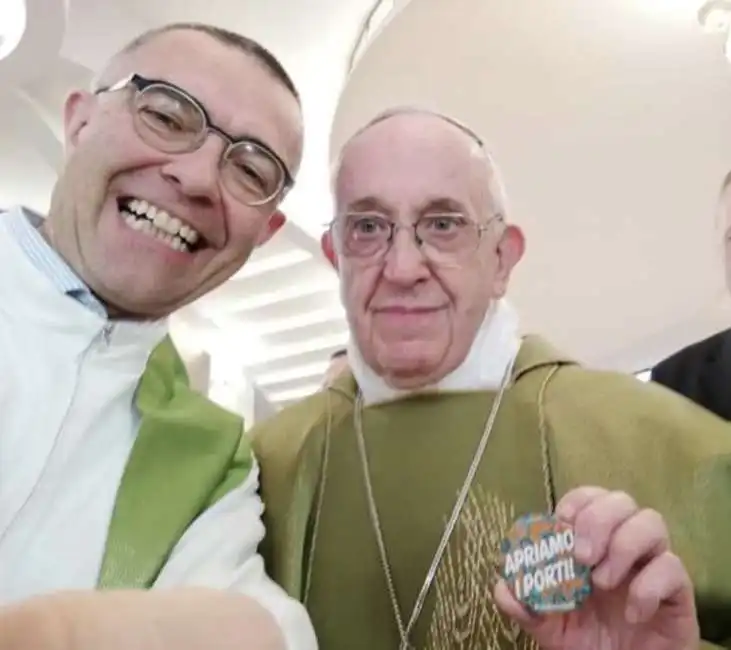 papa francesco e la spilla apriamo i porti