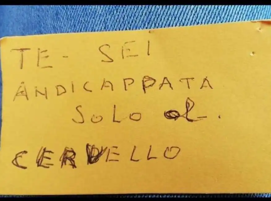 torino - il biglietto offensivo che un uomo ha lasciato alla madre di una disabile