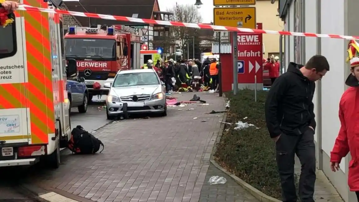 auto si schianta sul carnevale di volkmarsen in germania