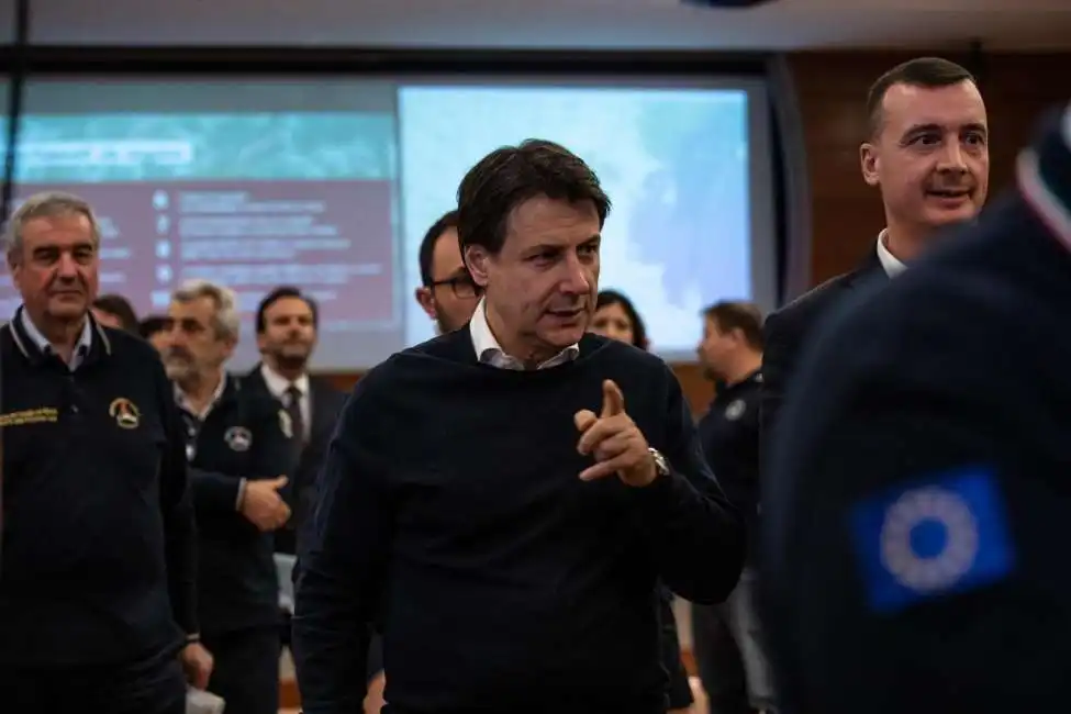 giuseppe conte con rocco casalino al dipartimento della protezione civile