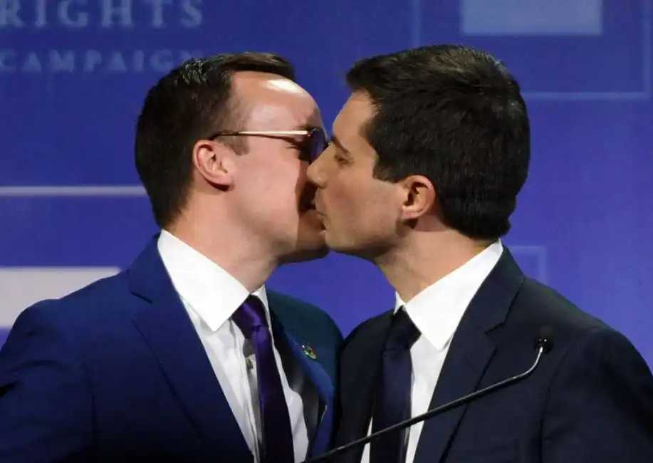 pete buttigieg bacia il marito