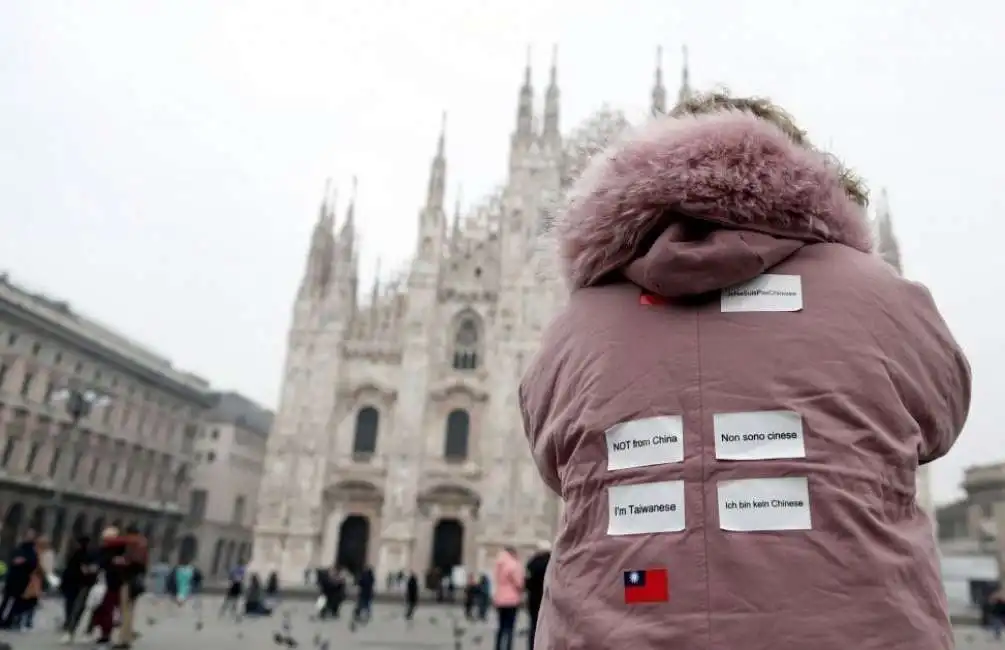 psicosi coronavirus, turista con bigliettini sul giubbotto-1