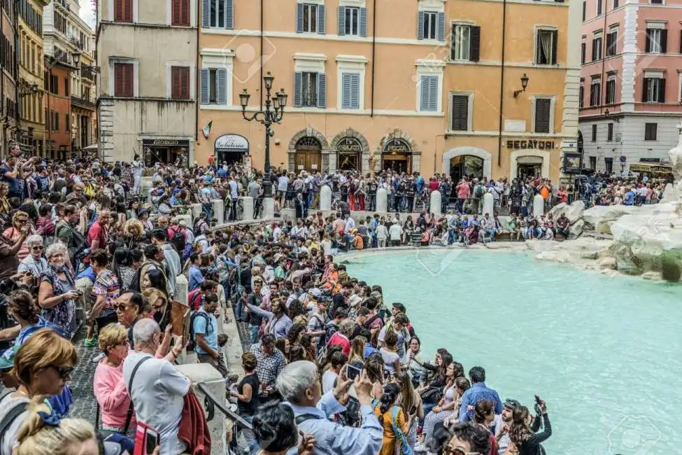 turisti fontana di trevi roma