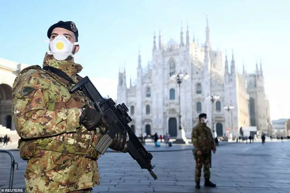 un soldato con la mascherina in piazza duomo a milano coronavirus