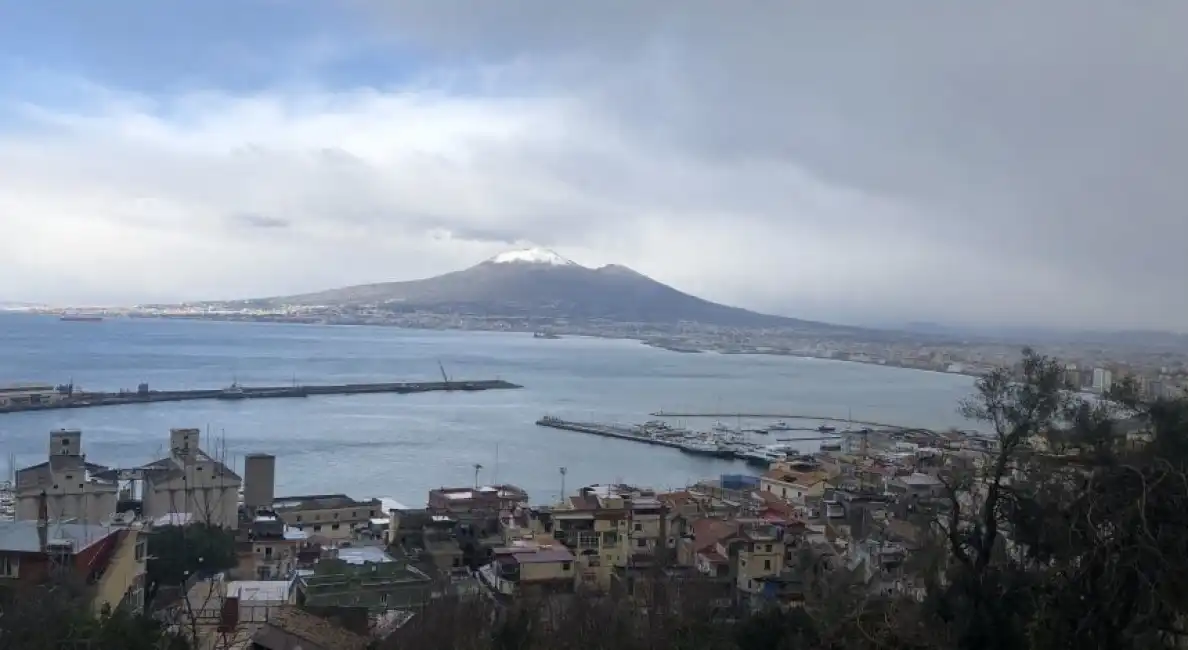 vesuvio con la neve