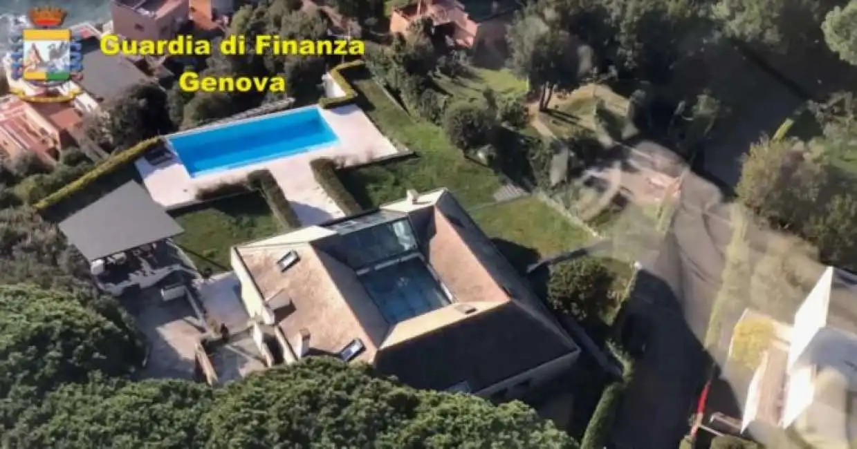 villa con piscina dell evasore totale a genova