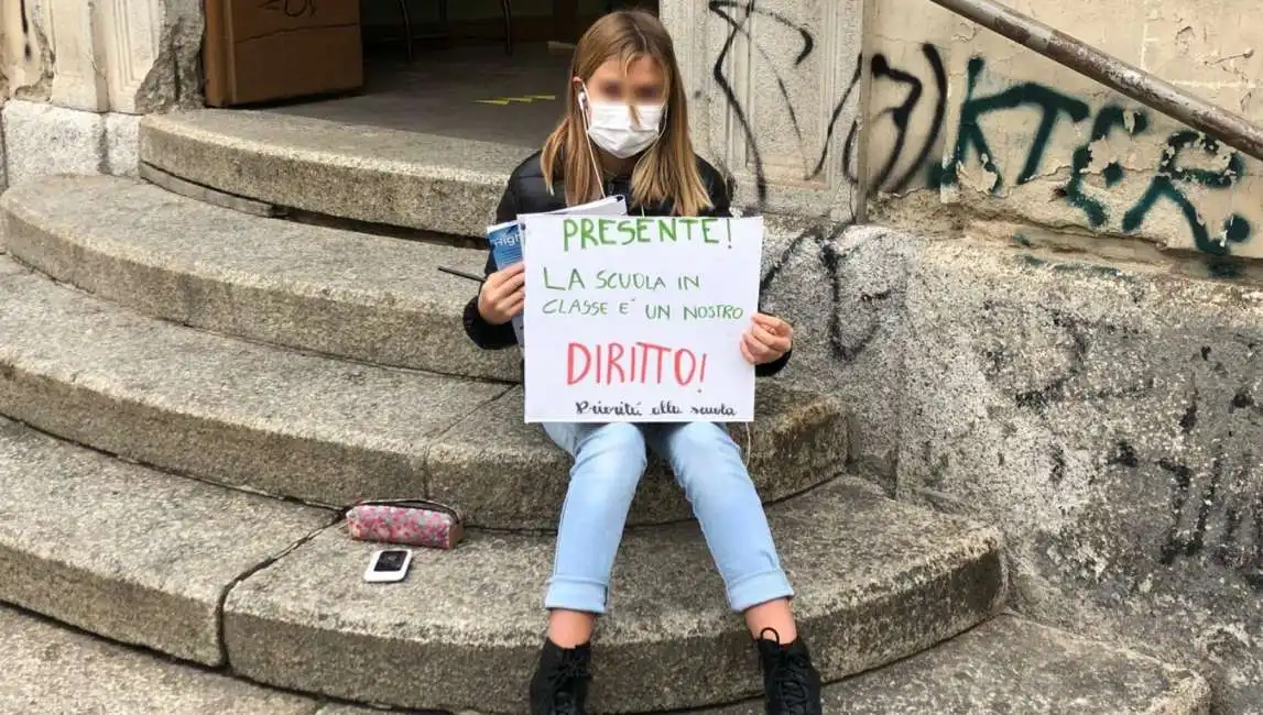 anita iacovelli protesta davanti a scuola torino dad