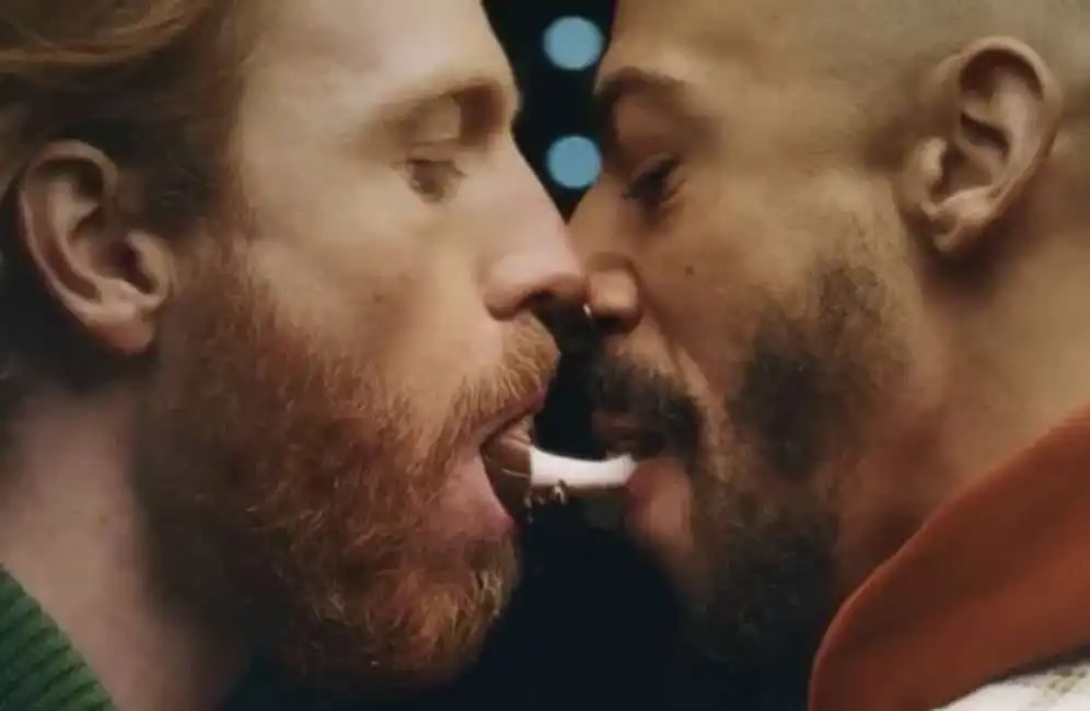 bacio gay nello spot degli ovetti cadbury 