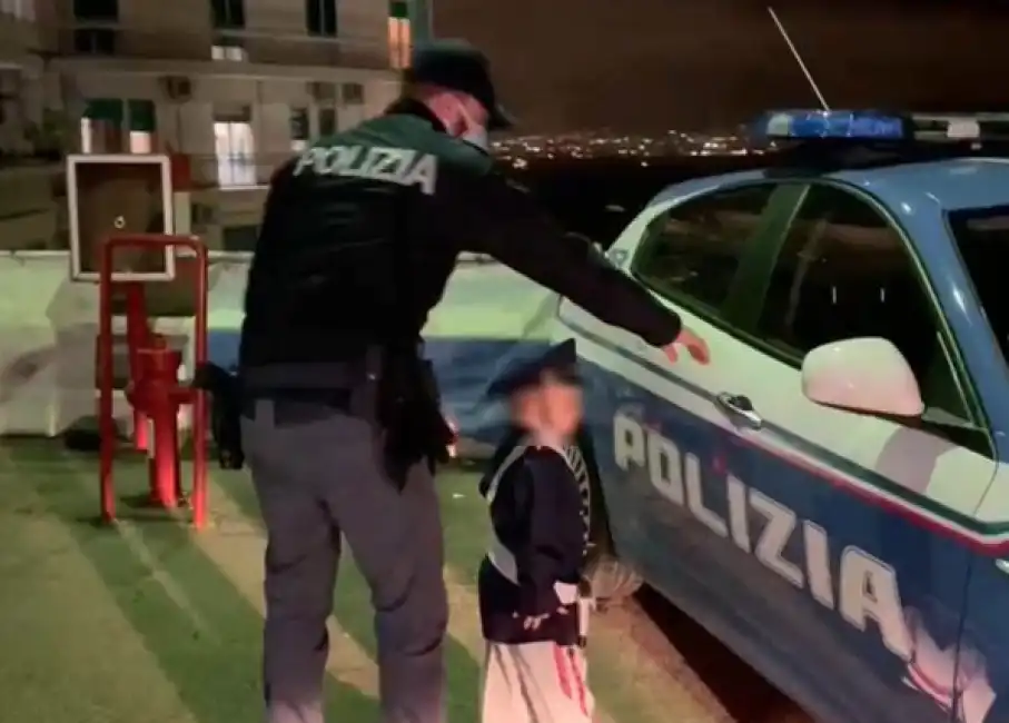 bambino polizia