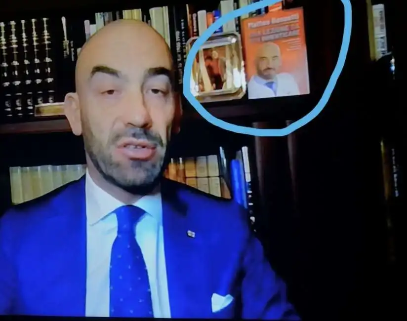 matteo bassetti con il suo libro dietro