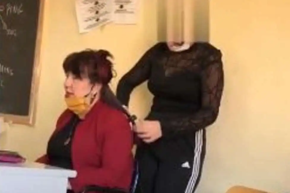 prof e sindaca di porto empedocle si fa stirare i capelli in classe-4