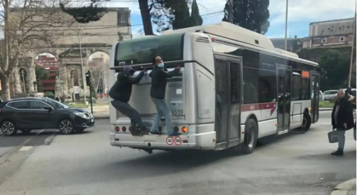 ragazzi che viaggiano a scrocco sul bus